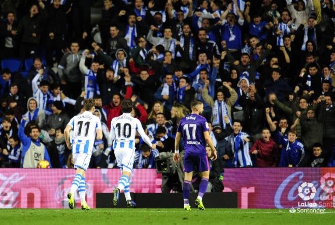 Mikel Oyarzabal se acerca a la grada a celebrar su gol (Foto: Real Sociedad)