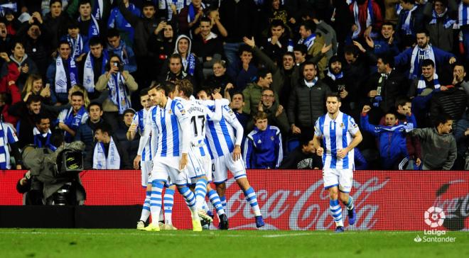 los jugadores de la Real Sociedad celebrando el gol de la Real Sociedad. (Foto: LaLiga).