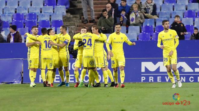 Jugadores del Cádiz en un partido ante el Zaragoza (Foto: LaLiga).