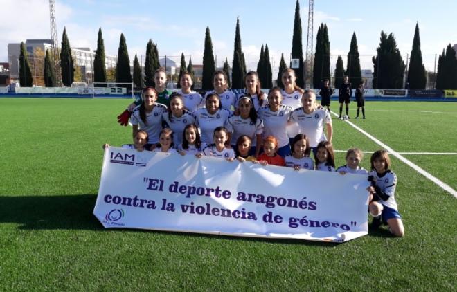Once inicial del Zaragoza CFF mostrando una pancarta contra la violencia de género (Foto: Zaragoza CFF)