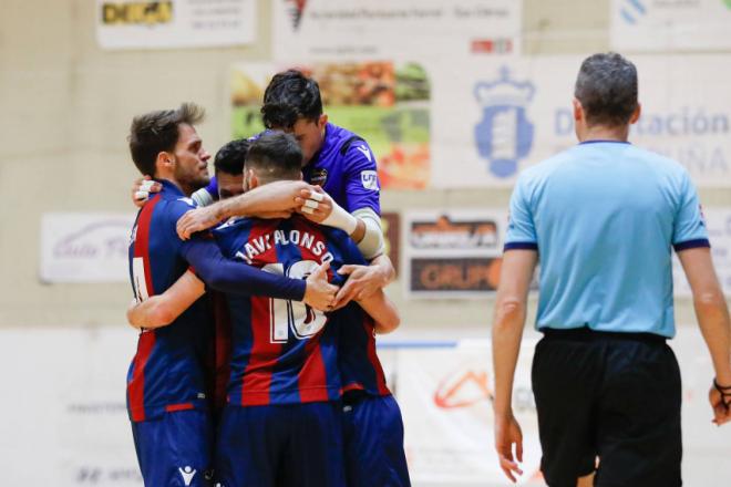 El equipo celebra un tanto en el partido. (Foto: Levante UD)