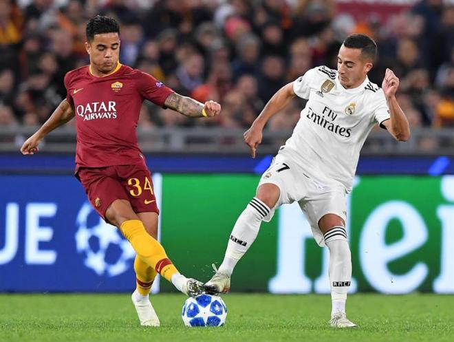 Lucas Vázquez disputa un balón con Kluiver durante el Roma-Real Madrid de Champions League.