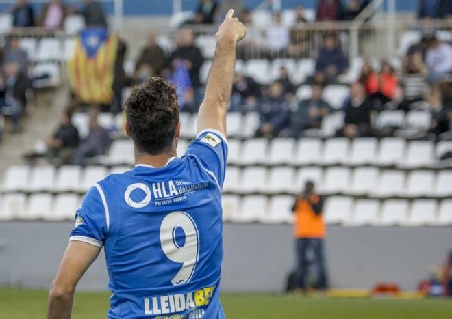 Pedro Martín dedica un gol a la grada.