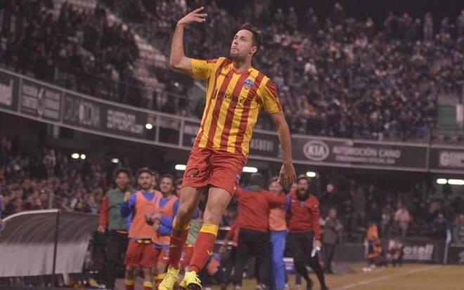 Pedro Martín celebra un gol en el campo del Castellón.