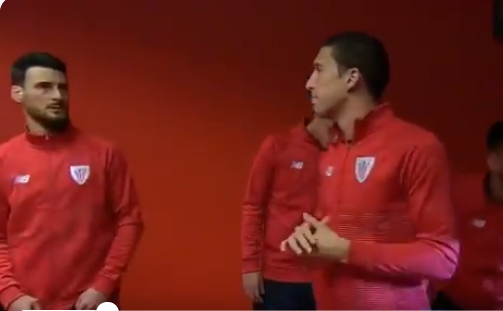 Aduriz y De Marcos charlan en el túnel de vestuarios de San Mamés