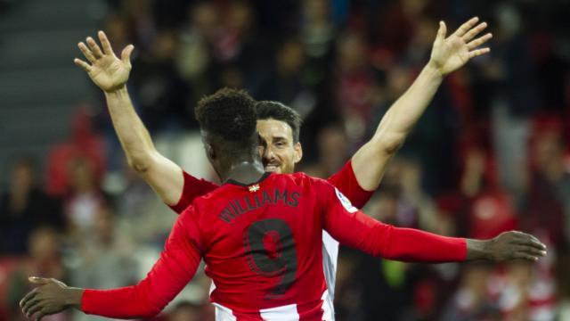 Williams y Aduriz celebran un gol en San Mamés (Foto: LaLiga).
