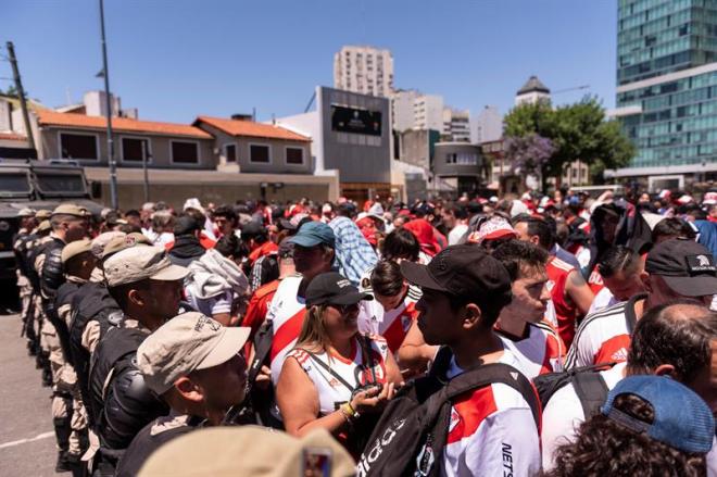 Integrantes de la prefectura y gendarmería argentina custodian en las inmediaciones del estadio Monumental.