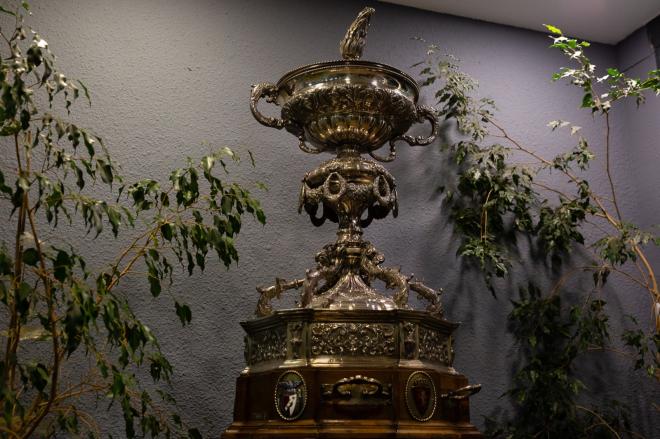 Trofeo Carranza que preside las oficinas del Real Zaragoza (Foto: Dani Marzo).