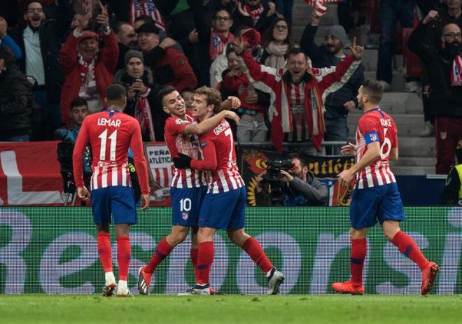 Griezmann celebra con sus compañeros su gol en el Atlético-Mónaco de Champions League.