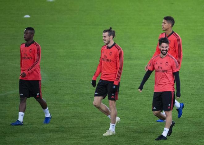 Vinicius, Bale, Varane e Isco, en un entrenamiento del Real Madrid en Roma.