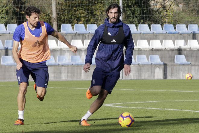 Carlos Martínez y Toché, durante un entrenamiento del Real Oviedo (Foto: Luis Manso).