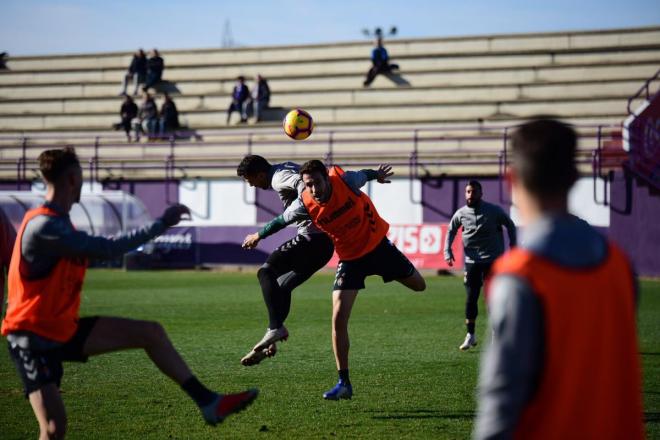 Kiko Olivas despeja un balón en el entrenamiento (Foto: Real Valladolid).