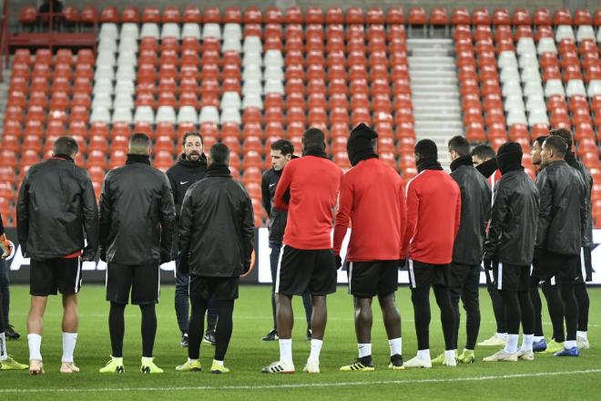 El Sevilla, entrenando en Lieja (Foto: SFC).