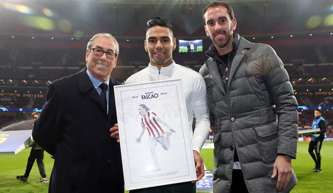 Falcao recibió de manos de Adelardo y Godín un cuadro en recuerdo de su etapa colchonera.