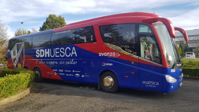 El autobús de la SD Huesca espera en Zamudio a los azulgranas (Foto: DMQ Bizkaia).