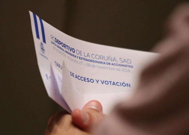 Tarjeta de acceso y votación en la Junta de Accionistas del Deportivo 2018 (Foto: Iris Miquel).