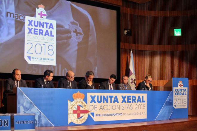 El Consejo de Administración, en la Junta de Accionistas del Deportivo 2018 (Foto: Iris Miquel).