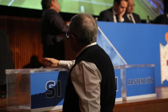 Votación en la Junta de Accionistas del Deportivo (Foto: Iris Miquel).