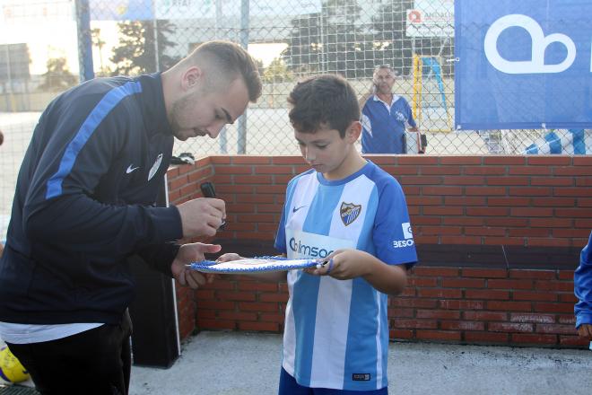 Javi Ontiveros firma un autógrafo a un jugador del fútbol base.
