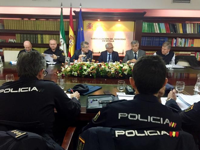 Protagonistas en la reunión de seguridad para el Betis-Olympiacos.