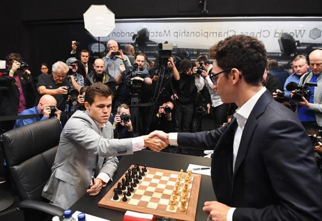 Magnus Carlsen, campeón mundial de ajedrez, saluda al aspirante al título, Fabiano Caruana.