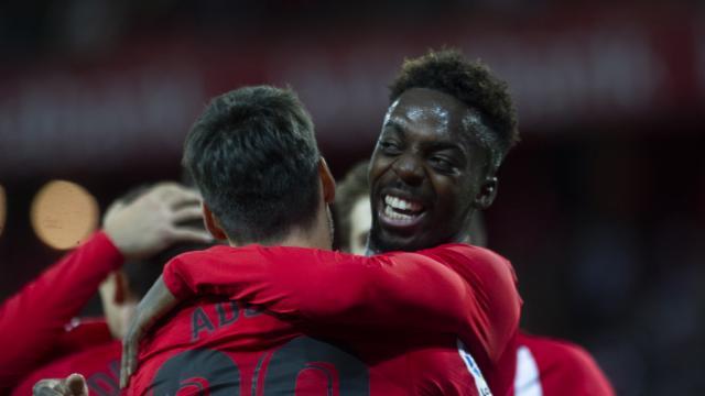 Williams y Aduriz se abrazan en la goleada en Copa cpntra el Huesca (Foto: LaLiga Santander).