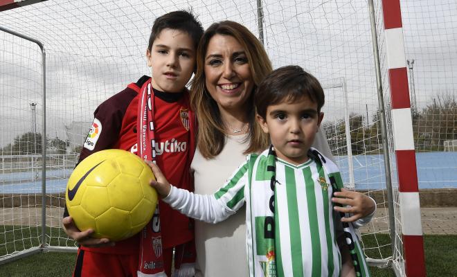 Susana Díaz, con su hijo José, bético, y su sobrino Pepe, sevillista.