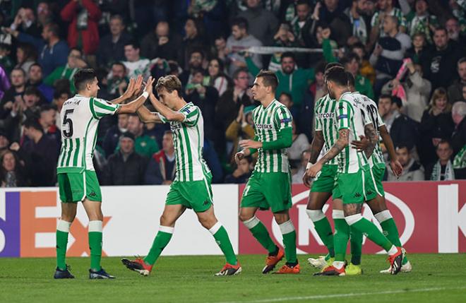 Sergio Canales celebra uno de sus goles con el Betis.