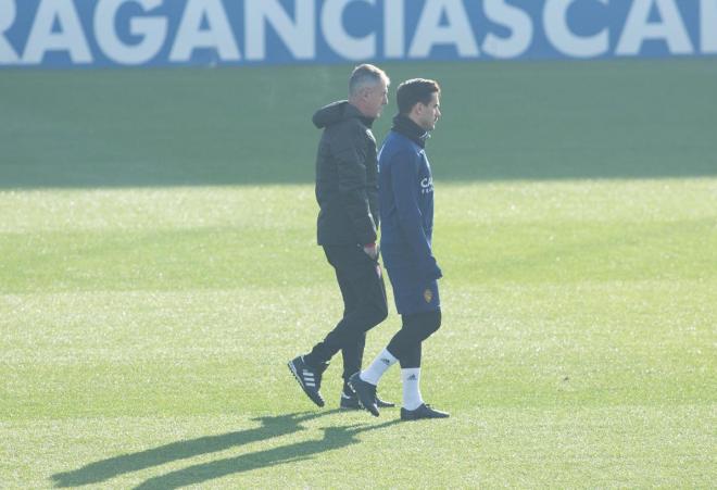 Lucas Alcaraz y Javi Ros charlan sobre el césped de La Romareda (Foto: Dani Marzo).