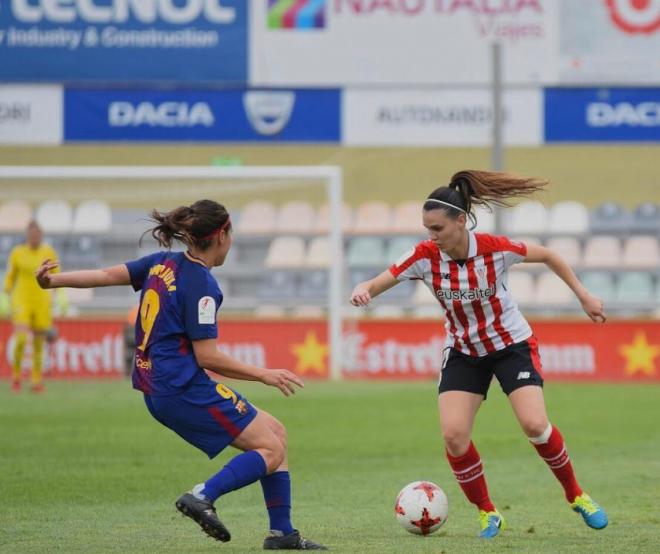 Jone Ibañez, jugadora del Athletic Club de Bilbao Femenino, en una acción de juego