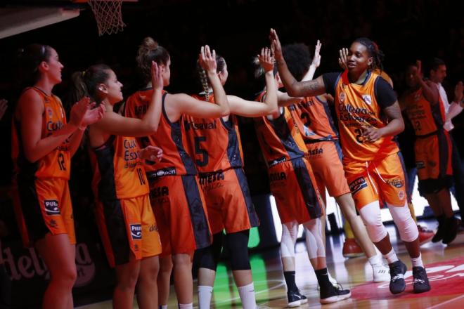 Joy Adams en su presentación con el Valencia Basket.