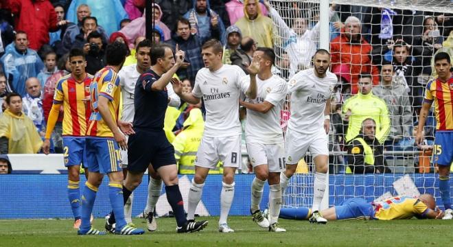 Fernández Borbalán concede a Benzema un polémico 2-0 para el Real Madrid. Foto: EFE