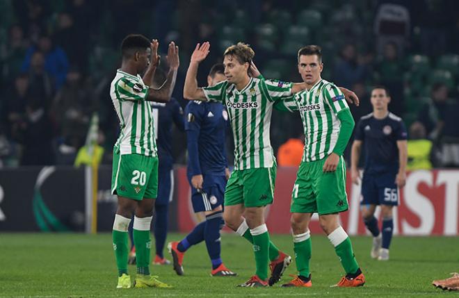 Junior, Canales y Lo Celso celebran el triunfo ante el Olympiacos (Foto: Kiko Hurtado).