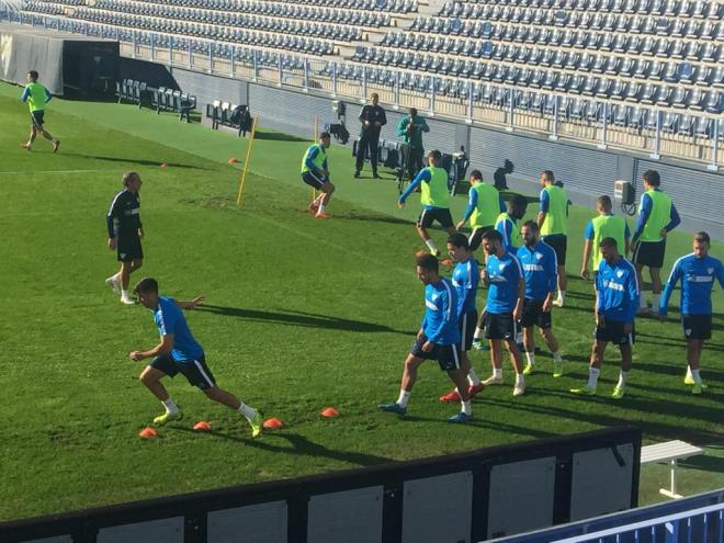 Los jugadores del Málaga se ejercitan en La Rosaleda.