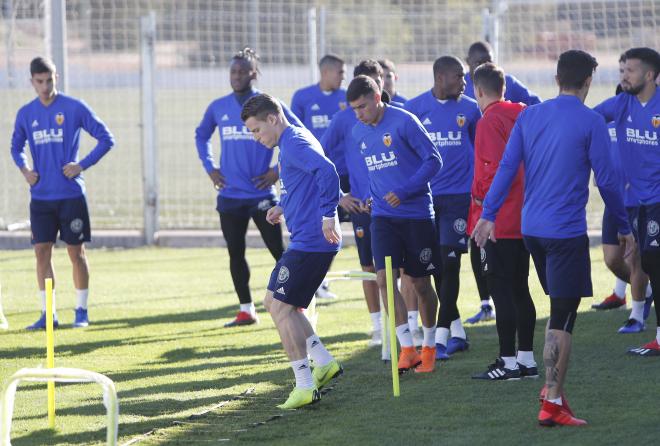 Gameiro trabajó con normalidad en el entrenamiento previo al Bernabéu. (Foto: David González)