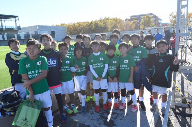 Un grupo de niños japoneses en el entrenamiento del Betis (Foto: Kiko Hurtado).