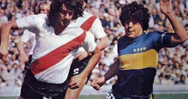 Kempes y Maradona enfrentados por el Superclásico. Foto: lamaquinaradio