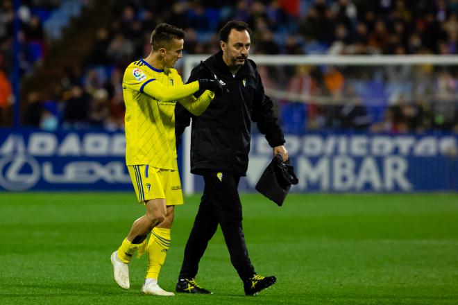 Salvi Sánchez se marcha lesionado del Real Zaragoza-Cádiz (Foto: Dani Marzo).