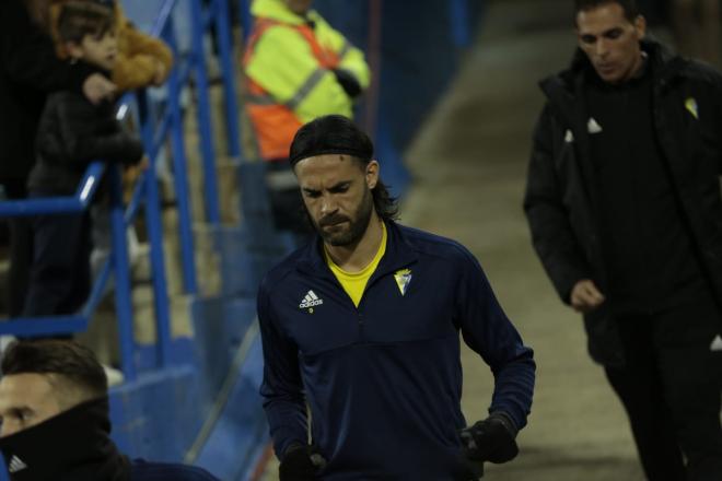 Sergio Sánchez sale a calentar a La Romareda para el Real Zaragoza-Cádiz (Foto: Dani Marzo).