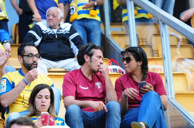 Kichi y Teresa Rodríguez, en la grada del Carranza durante un partido del Cádiz.