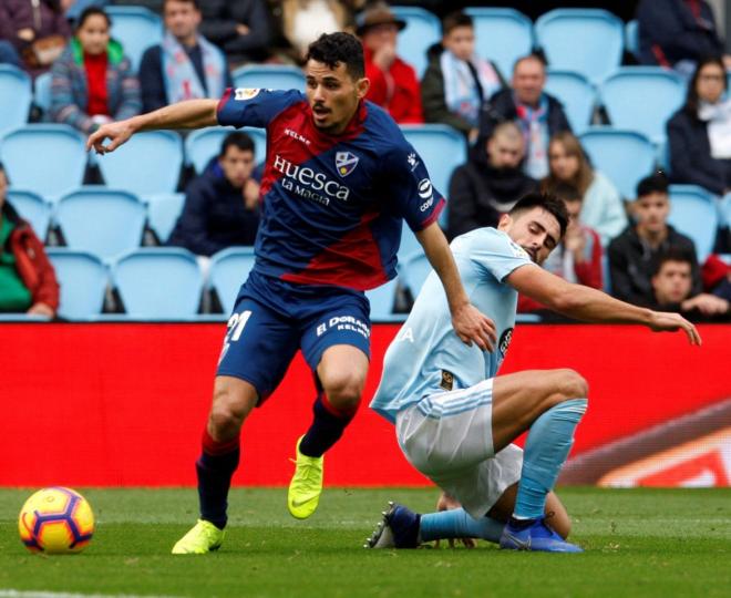 David Costas y Serdar Gurler, en una acción del Celta-Huesca (Foto: EFE).