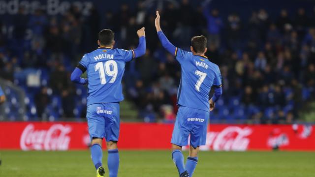 Molina y Mata celebran la victoria ante el Espanyol con un choque de manos.