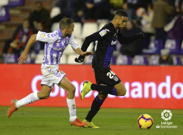 Nacho Martínez persigue a Youssef En-Nesyri.