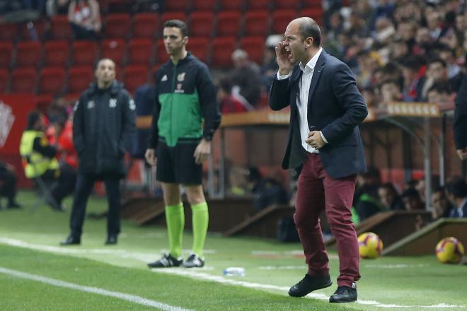 José Aberto dando instrucciones durante el partido (Foto: Luis Manso).