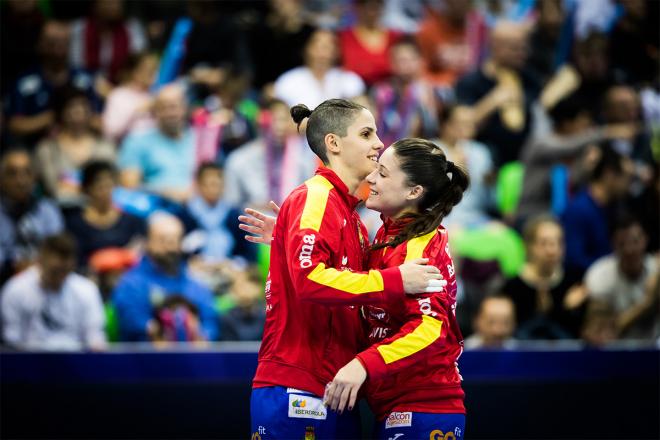 Sole López se abraza a Alicia Fernández (Foto: EHF-EURO).