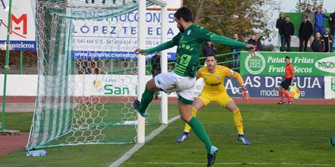 Un lance del partido entre el Villanovense y el Atlético Malagueño (Foto: @cfvillanovense).