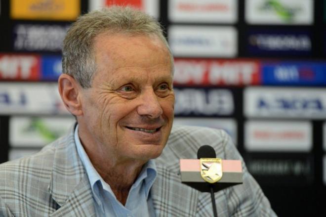 Zamparini, en rueda de prensa,