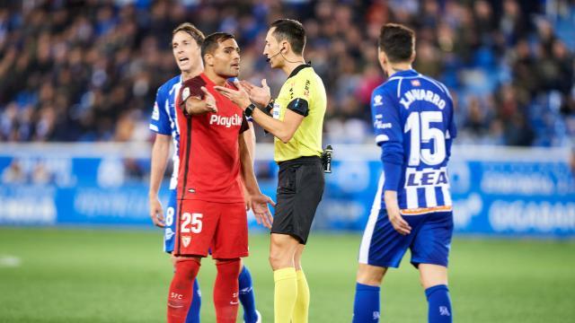 Mercado protesta al árbitro en el Alavés-Sevilla (Foto: LaLiga Santander).