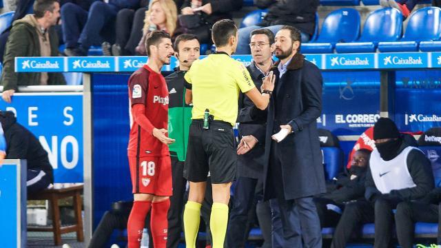 El árbitro explica a Machín el gol del Alavés.