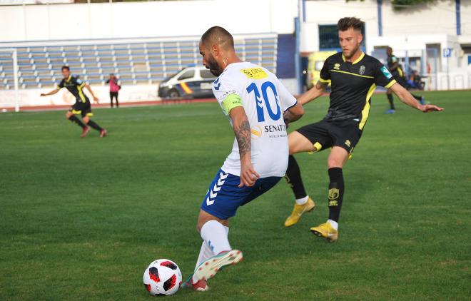 Añón intenta dar un pase en el partido (Foto: Marbella FC).